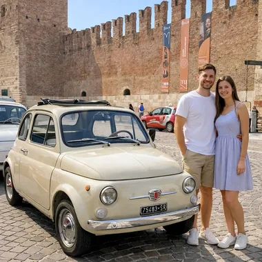 Due Fiat 500 crema nel piazzale davanti alle merlature di Castelvecchio